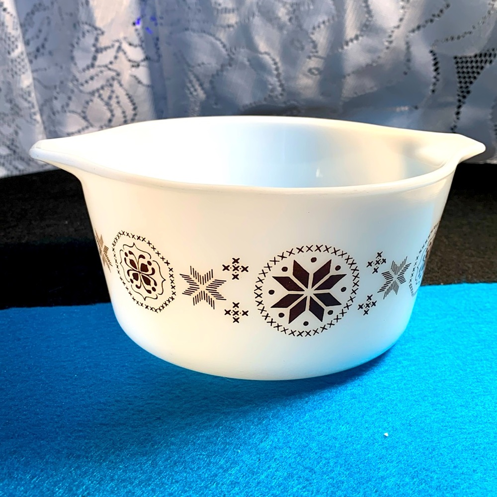 VINTAGE PYREX 1 qt. Casserole dish MINT
